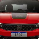 Frente do novo Fiat Argo 2026 vermelho.