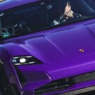 Frente do Porsche Taycan Turbo GT roxo.