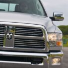 Frente da RAM 2500 prata.