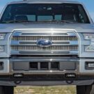 Frente da Ford F-150 prata.