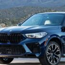 BMW X5 azul escuro na diagonal.