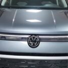 Frente do Volkswagen Taos 2025 cinza.