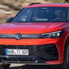 Frente do Volkswagen Tiguan híbrido vermelho na estrada