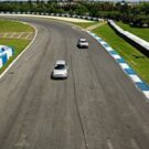 Dois carros correndo em um track day.