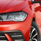 Frente do Volkswagen Polo vermelho.