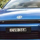 Volkswagen Scirocco azul de frente.