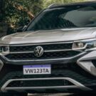 Frente do Volkswagen Taos cinza na estrada.