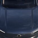 Volvo EX90 cinza escuro e frente.