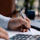 Pessoa calculando algo.