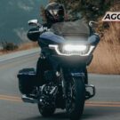 CVO Road Glide preta em velocidade.