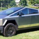 Tesla Cybertruck prata parado na diagonal.