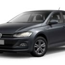 Polo Confortline cinza escuro na diagonal.