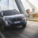 Peugeot 2008 cinza escuro acelerando em uma ponte.