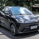 BYD Dolphin Mini 5 preto parado na diagonal.