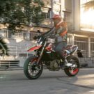 Ducati Hypermotard 698 Mono RVE vermelha com um motociclista em cima.