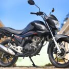 Honda Titan 150cc preta na diagonal.