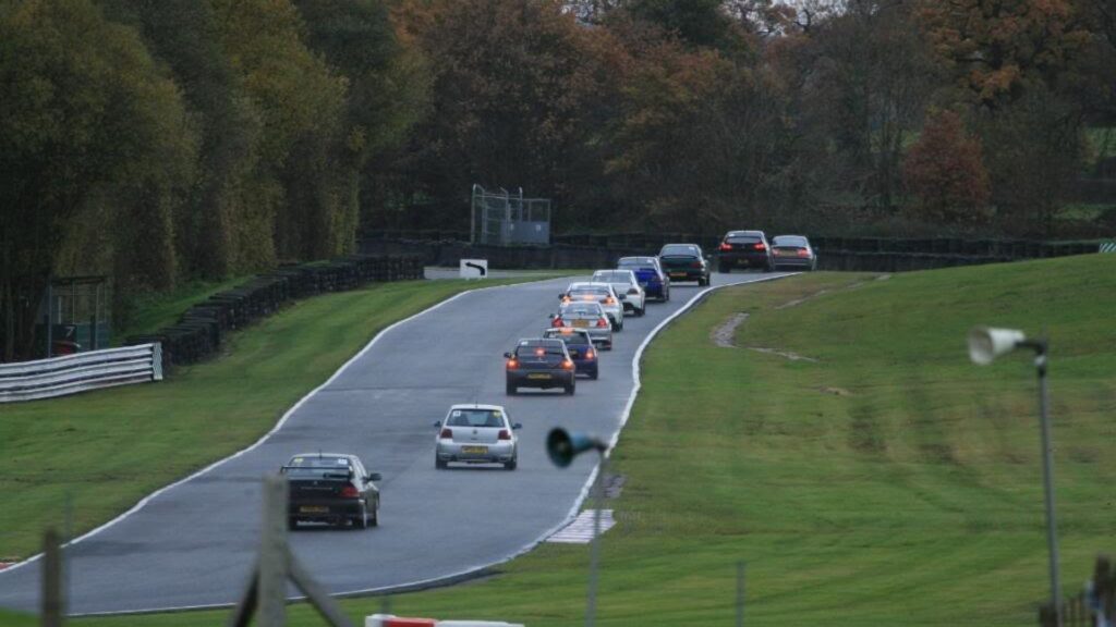 Carros um atras do outro em uma pista de Track Days.