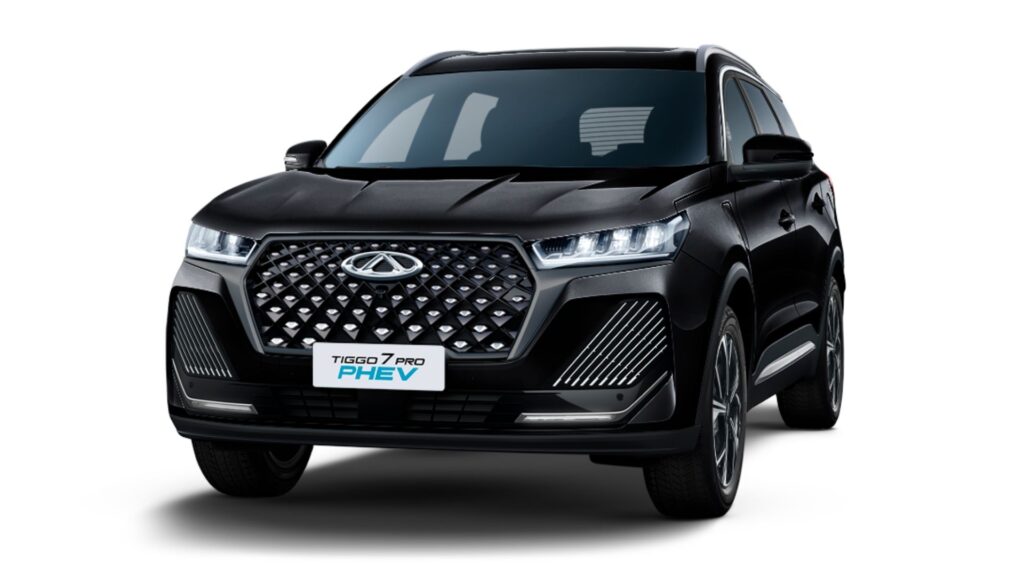 Tiggo 7 Plug-in Hybrid preto na diagonal.