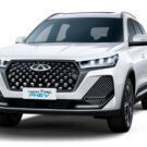 Tiggo 7 Plug-in Hybrid branco na diagonal.