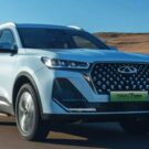 Tiggo 7 Plug-in Hybrid branco na estrada.