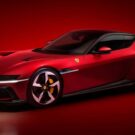 Ferrari 12 Cilindri vermelha parada na diagonal.