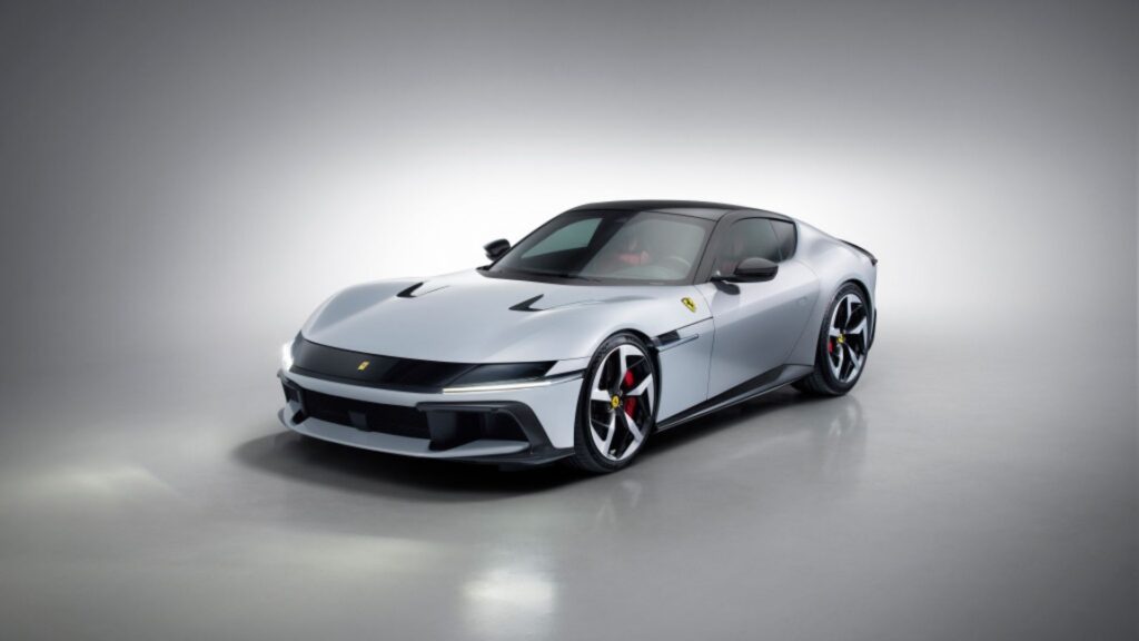 Ferrari 12 Cilindri prata parada na diagonal em um fundo claro.