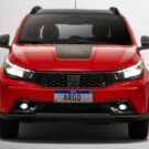 Fiat Argo vermelho parado de frente.