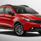 Fiat Argo 2026 Trekking vermelho na diagonal no fundo branco.