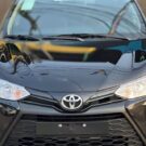 Toyota Yaris preto de frente.