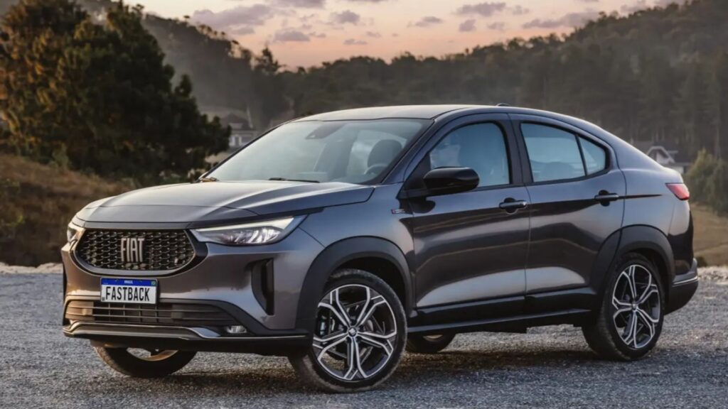 Fiat Fastback cinza na diagonal.