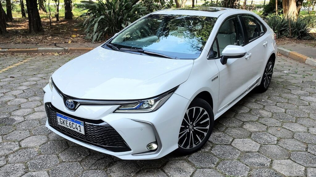 Toyota Corolla branco é vitima de clonagem.