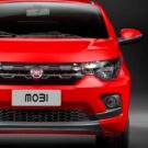 Fiat Mobi vermelho parado de frente.