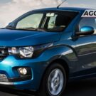 Fiat Mobi azul parado na diagonal.