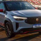 Fiat Pulse Abarth cinza na pista de corrida em movimento.
