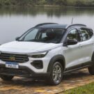 Fiat Pulse Drive 1.3 branco parado em uma estrada próximo de um rio.