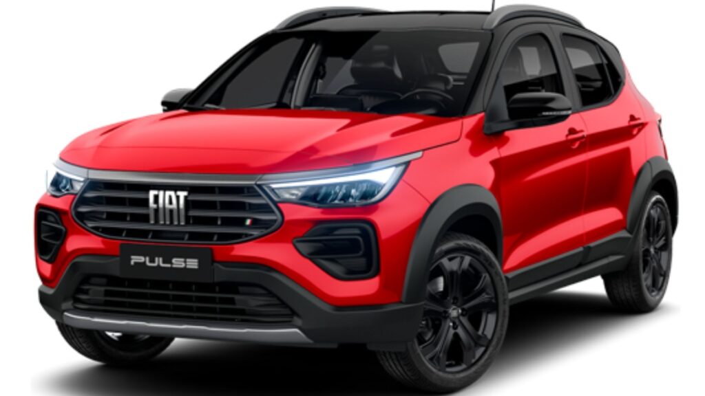 Fiat Pulse Audace Turbo 200 vermelho parado na diagonal em u fundo branco.