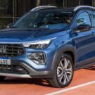 Fiat Pulse azul parado na diagonal em uma vaga de estacionamento laranja.