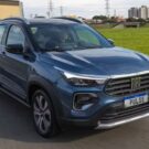 Fiat Pulse azul na estrada em movimento.