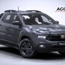 Fiat Toro cinza parado na diagonal.