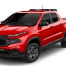 Fiat Toro Endurance Turbo 270 Flex AT6 vermelha 2025 na diagonal.