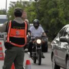 Homem fazendo a blitz.