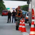 Guarda parando os carros na blitz.