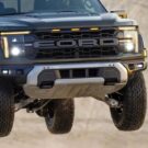 Picape da Ford preta em velocidade.