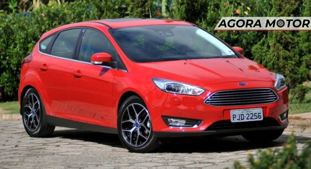 Ford Focus vermelho parado na diagonal.