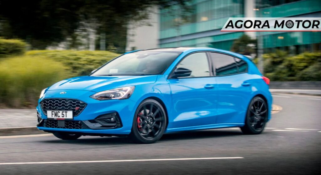 Ford Focus azul parado de lado.