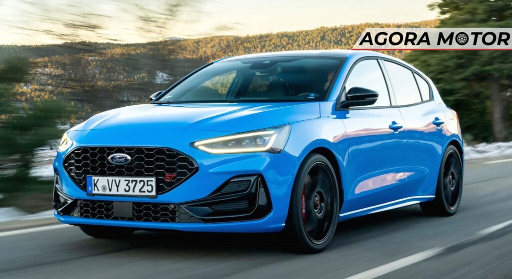 Ford Focus azul em velocidade.