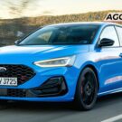 Ford Focus azul em velocidade.