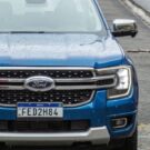 Ford Ranger azul parado de frente.