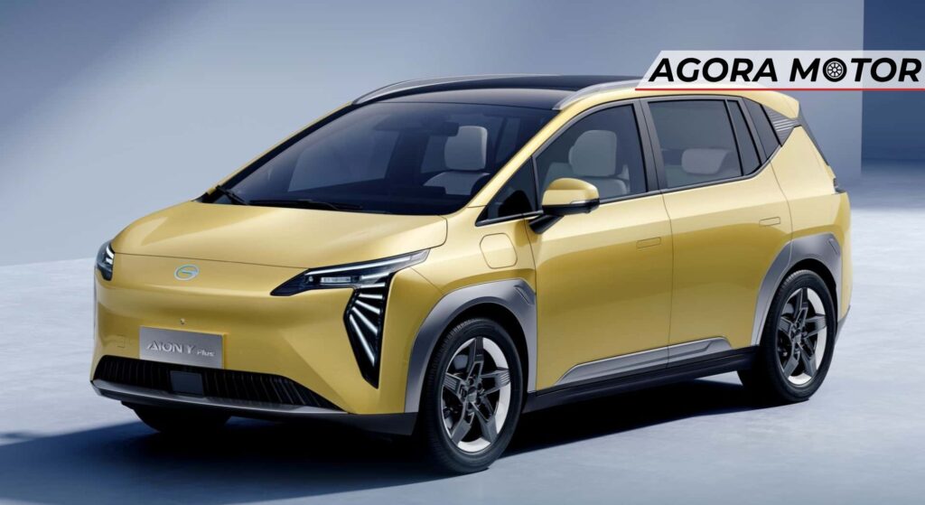 Carro da GAC amarelo parado na diagonal.