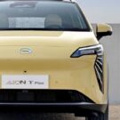 Carro da GAC Elétrico amarelo parado de frente.